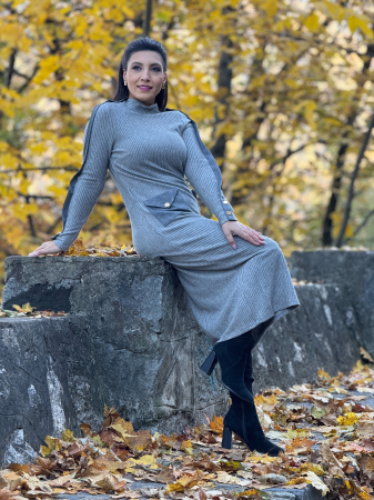 Rochie tricotata gri cu curea si nasturi aurii [2]