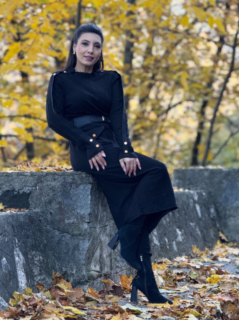 Rochii de zi - Rochie tricotata neagra cu curea si nasturi aurii