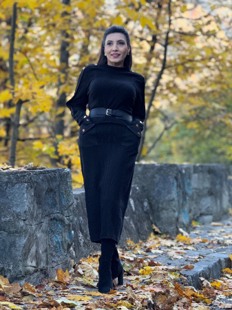 Rochie tricotata neagra cu curea si nasturi aurii [2]