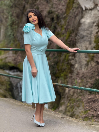 Rochii de zi - Rochie turcoaz cu floare in piept