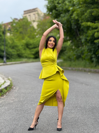 Imbracaminte de dama - Rochie verde fistic cu volanas pe picior