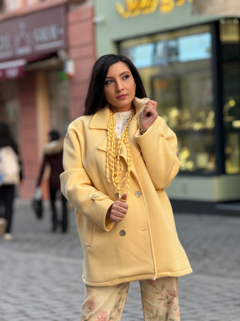 Sacou damă cu croială lejeră, guler tip rever și închidere dublă cu nasturi decorativi [1]