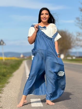 Imbracaminte de dama - Salopeta din jeans cu floricele aplicate