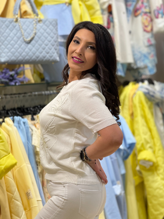 Tricou alb cu broderie florala [2]