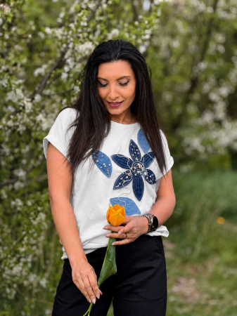 Tricouri si topuri - Tricou cu aplicatie florala 3D