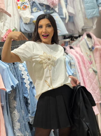Noutati - Tricou cu aplicatie florala crosetata 3D