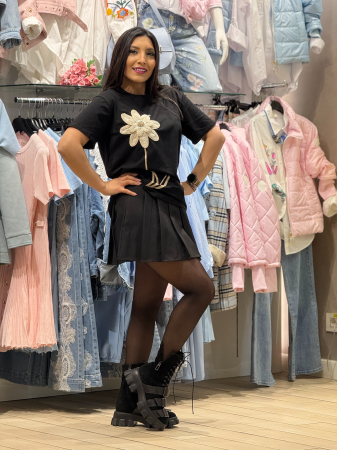 Tricou cu aplicatie florala crosetata 3D [2]