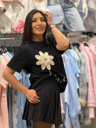 Tricou cu aplicatie florala crosetata 3D [3]