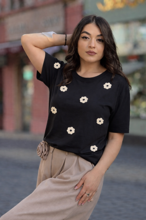 Tricouri si topuri - Tricou cu aplicatii florale crosetate