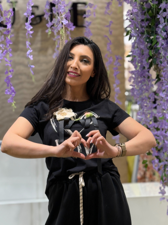 Tricouri si topuri - Tricou cu aplicații florale textile și mesaj LOVE stil artistic