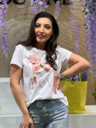 Noutati - Tricou cu aplicații florale textile și mesaj LOVE stil artistic