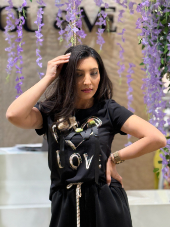 Tricou cu aplicații florale textile și mesaj LOVE stil artistic [3]