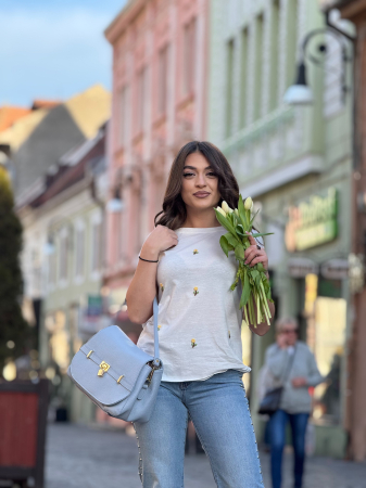 Tricouri si topuri - Tricou cu floricele aplicate