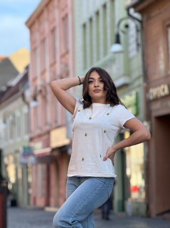 Tricou cu floricele aplicate [1]