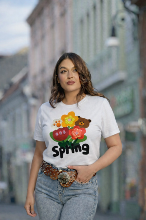 Tricouri si topuri - Tricou cu imprimeu jucăuș floral, ursuleț decorativ și mesaj Spring