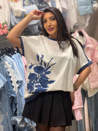 Tricouri si topuri - Tricou cu nasturi decorativi pe umar si imprimeu floral