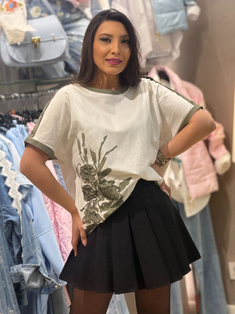 Noutati - Tricou cu nasturi decorativi pe umar si imprimeu floral