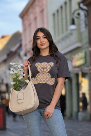 Noutati - Tricou cu urs decorativ geometric și aplicații strălucitoare