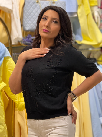 Tricou negru cu broderie florala [1]