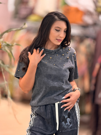 Tricou negru din bumbac cu capse aplicate [1]