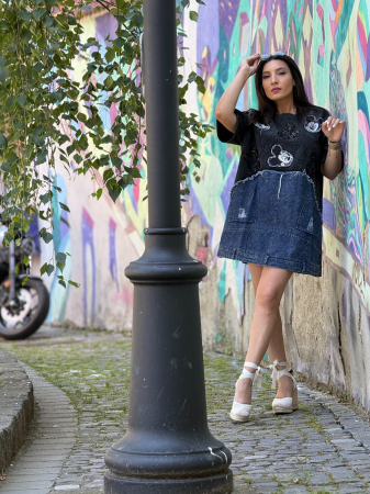 Tricou oversize cu imprimeu Mickey Mouse si aplicatii denim [8]