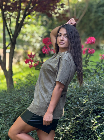 Tricouri si topuri - Tricou verde kaki din bumbac cu capse aplicate