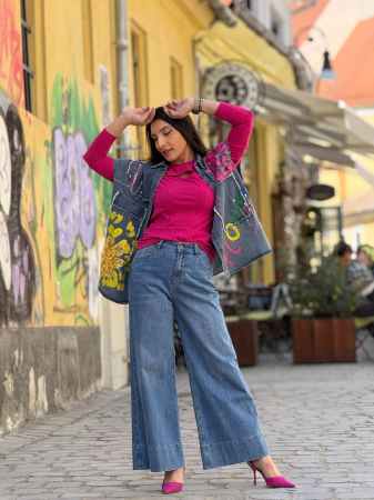 Noutati - Vesta din jeans cu broderie galben si roz