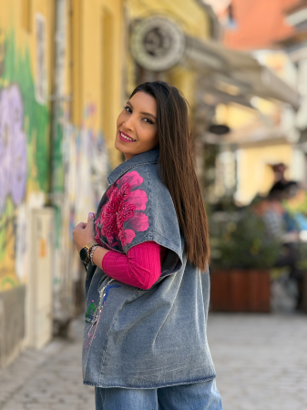Vesta din jeans cu broderie galben si roz [6]