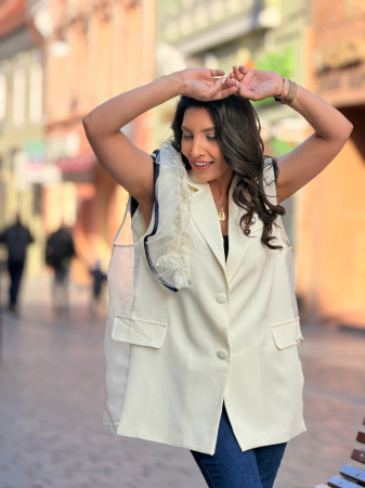 Vesta ivoire cu volanase la mana [1]