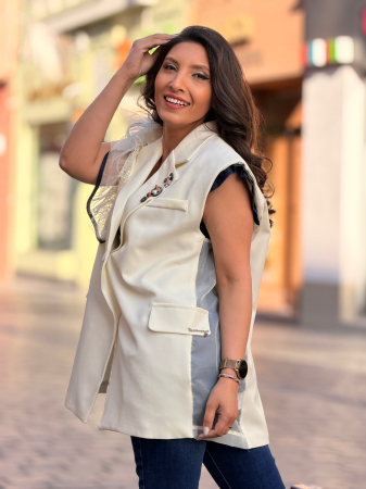 Vesta ivoire cu volanase la mana [3]