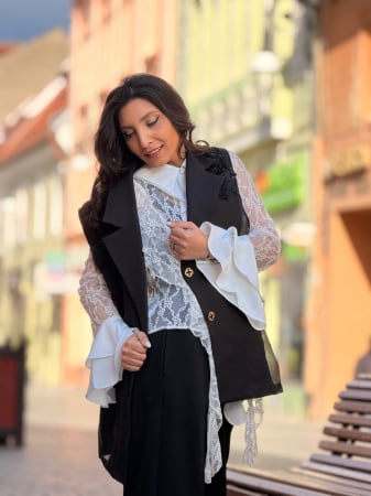 Imbracaminte de dama - Vesta neagra cu pietricele aplicate si broderie