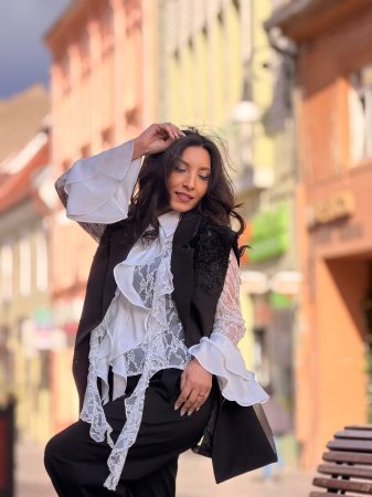 Vesta neagra cu pietricele aplicate si broderie [1]