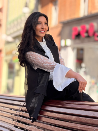 Vesta neagra cu pietricele aplicate si broderie [5]