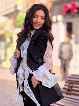 Vesta neagra cu pietricele aplicate si broderie [2]