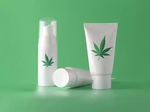 Beneficiile Cosmeticelor CBD pentru Pielea Uscata, Acnee si Riduri