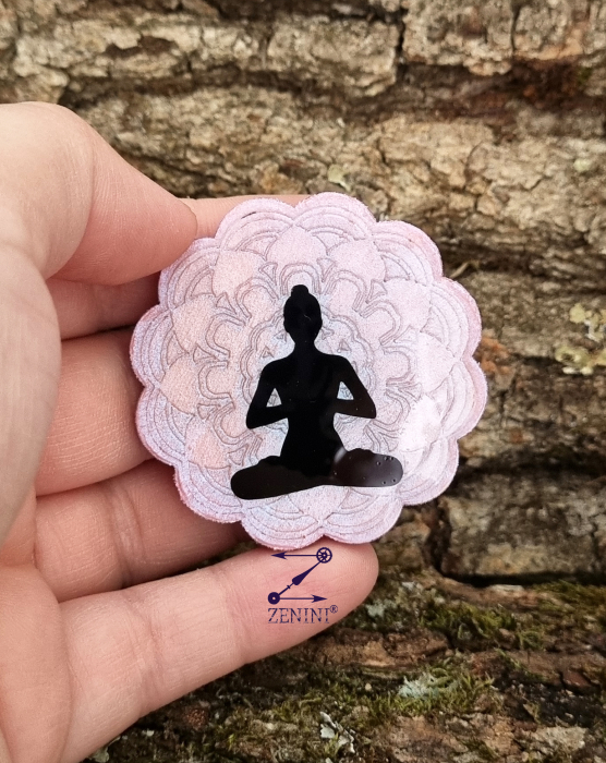 Brosa mandala si silueta yoga, glazurata cu rasina [3]