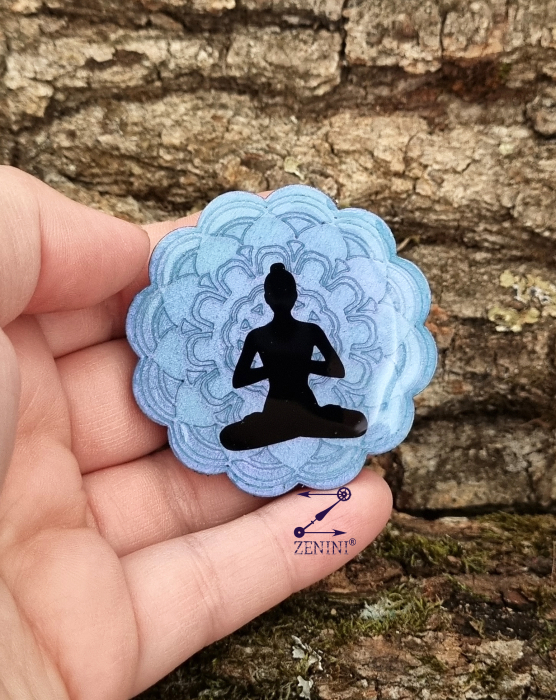 Brosa mandala si silueta yoga, glazurata cu rasina [2]