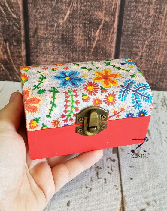Cutie cu model floral de inspiratie folclorica [7]