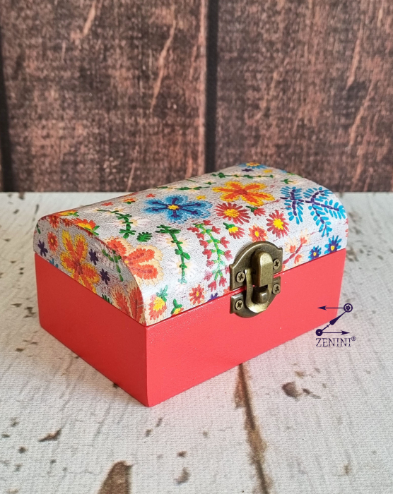 Cutie cu model floral de inspiratie folclorica [6]