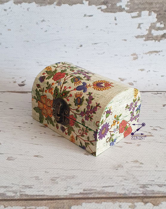 Cutie cu model floral de inspiratie folclorica [3]
