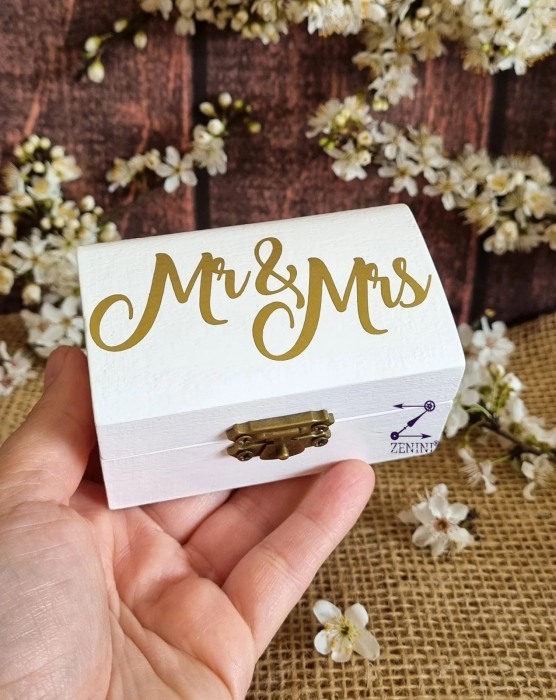 Cutiuta verighete din lemn cu Mr&Mrs, cu pernuta din satin catifelat - personalizata [3]