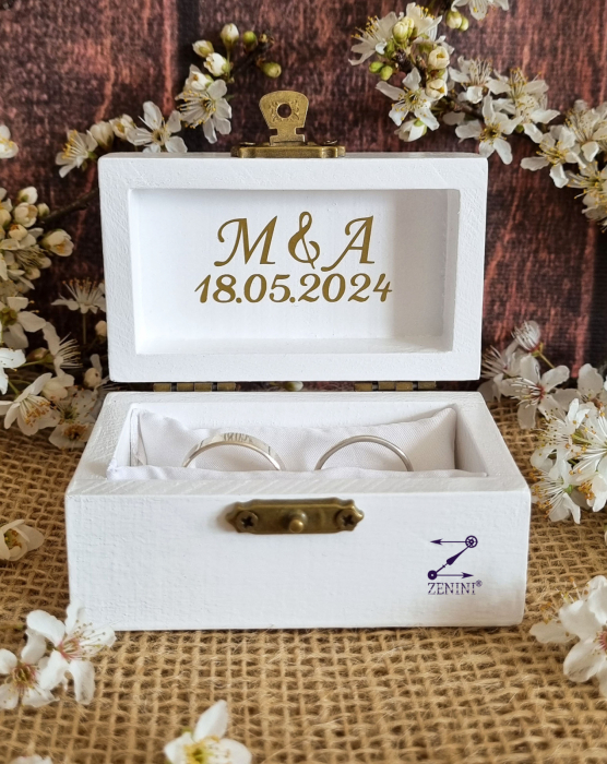Cutiuta verighete din lemn cu nume familie, cu pernuta din satin catifelat - personalizata [2]