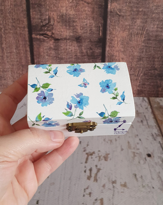 Cutiuta verighete din lemn, decorata cu albastrele, cu pernuta din satin catifelat - personalizata [4]