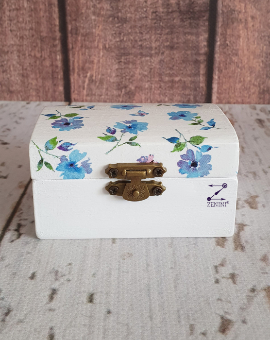 Cutiuta verighete din lemn, decorata cu albastrele, cu pernuta din satin catifelat - personalizata [3]