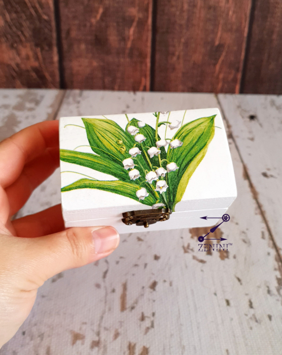 Cutiuta verighete din lemn, decorata cu lacramioare, cu pernuta din satin catifelat - personalizata [4]