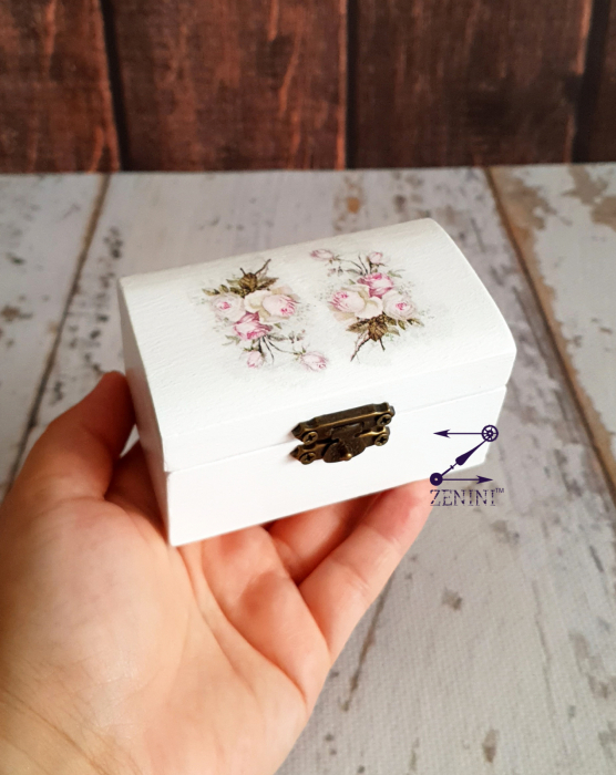 Cutiuta verighete din lemn, decorata cu trandafiri vintage si cu pernuta din satin catifelat - personalizata [4]