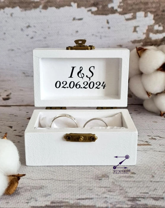 Cutiuta verighete din lemn The Rings, cu pernuta din satin catifelat - personalizata [3]