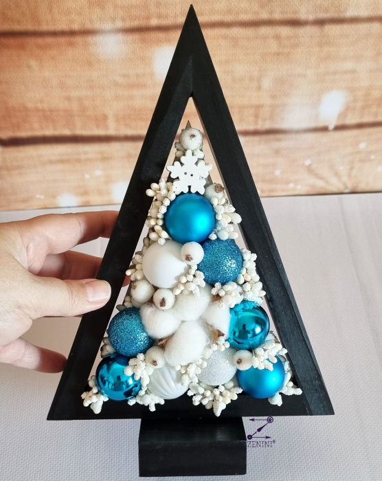 Mini decoratiune de Craciun: bradut din lemn impodobit cu globuri stralucitoare, 25cm [2]