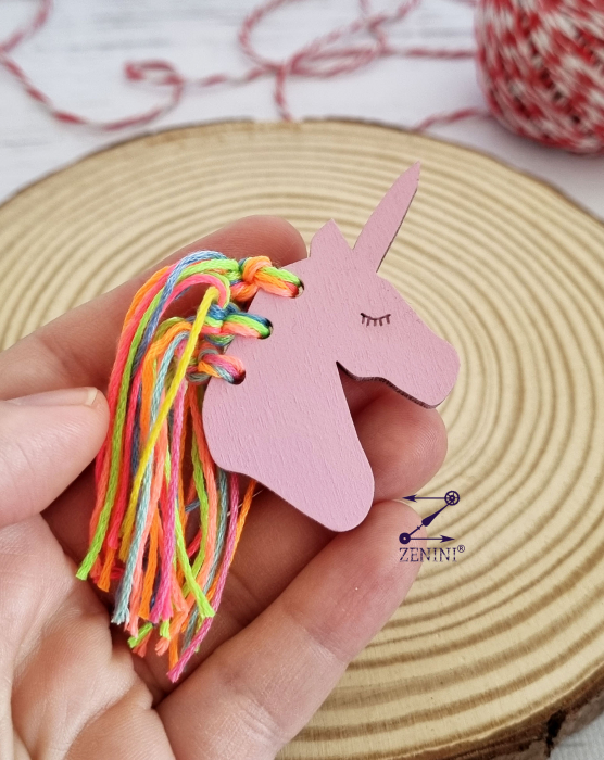 Martisor brosa unicorn roz cu coama multicolora [2]