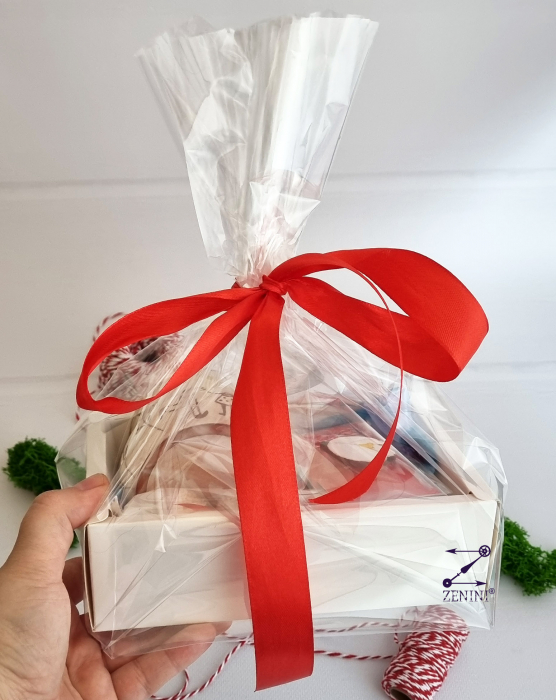 Set cadou 8 martie pentru mama: cana ceramica, esarfa eleganta, brosa martisor si bomboane Raffaello [9]